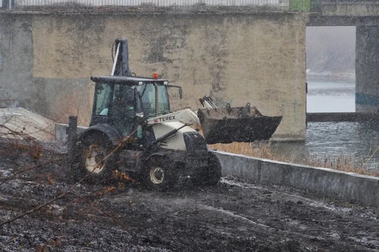 Укладка асфальта в снег на набережной Тобола. Курган 