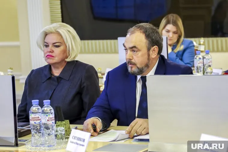 Алексей Ситников (справа) подал документы на предварительное голосование «Единой России»