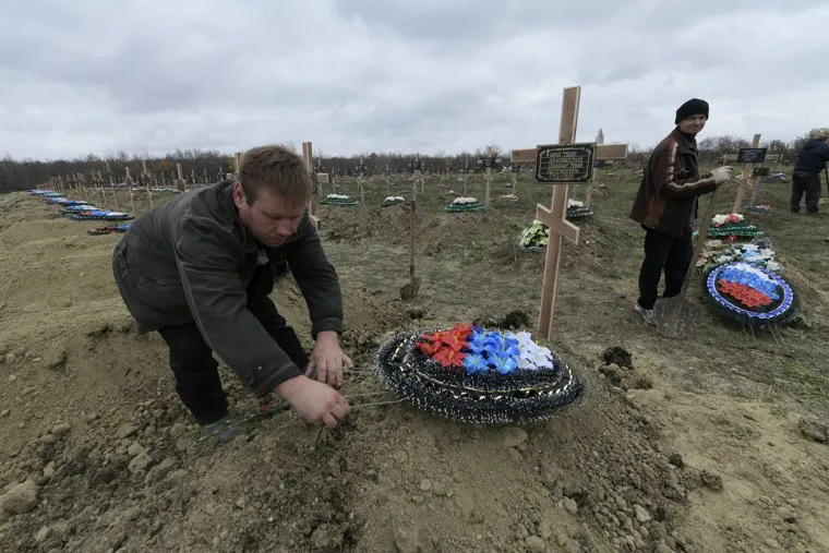 Перезахоронение солдат НМ ЛНР на территории мемориального комплекса "Не забудем, не простим!" Луганск