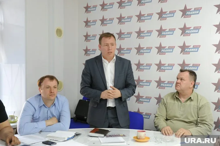 Бывшие соратники Алексея Севастьянова (в центре) хотят отдать своего экс-руководителя под суд