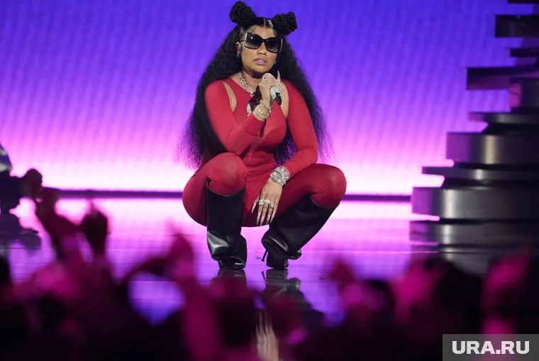 «Поза Ники Минаж» — интернет-челлендж, суть которого заключается в том, чтобы повторить позу певицы из клипа «High School»