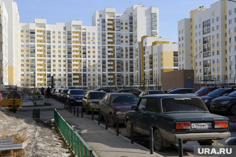 Под окнами прохожих не было, оконная створка попала на автомобиль