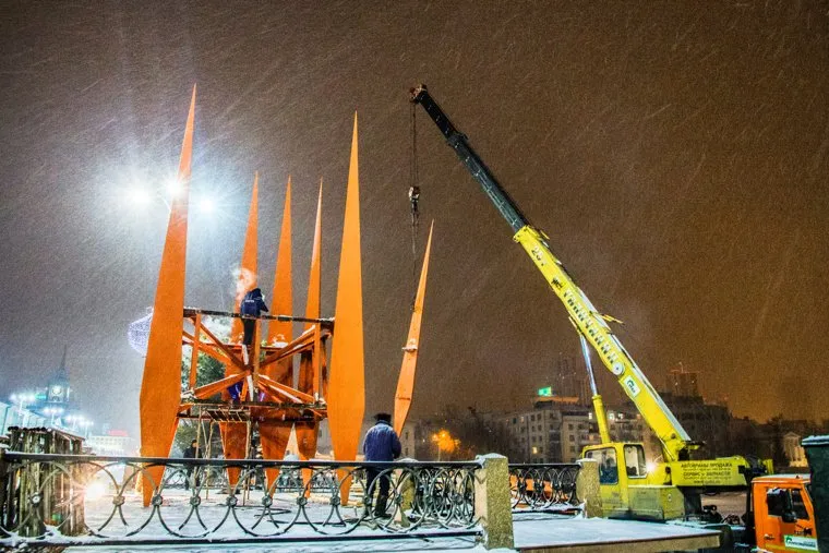 Демонтаж стелы Ордена Ленина на Плотинке -Плотине Городского пруда реки ИсетьЕкатеринбург , краснознаменная группа, демонтаж стелы