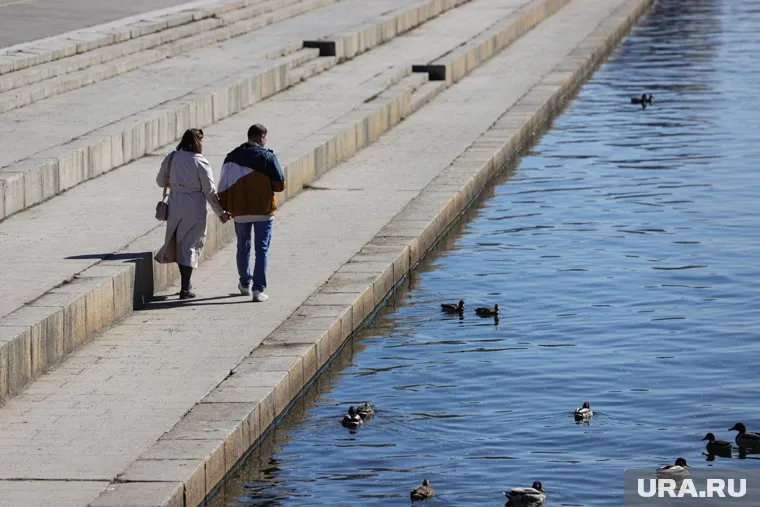 Еще днем свердловчане могли гулять в легкой одежде, однако к вечеру на улице стало промозгло