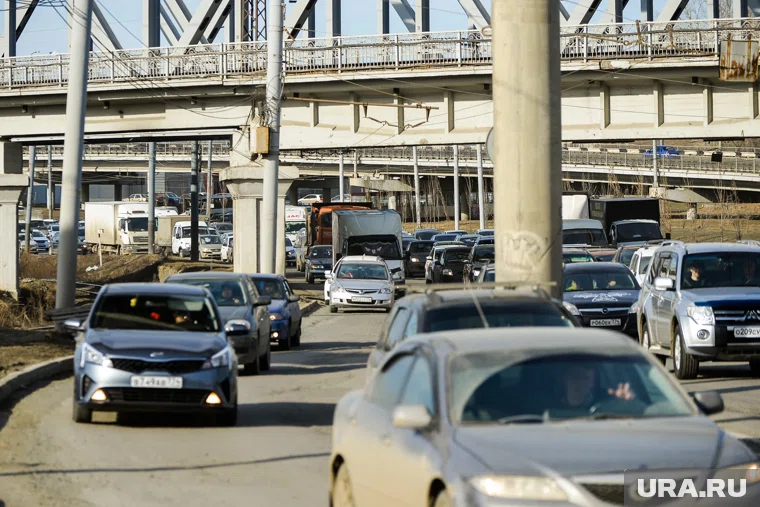 Движение на челябинском мосту после провала асфальта ограничили