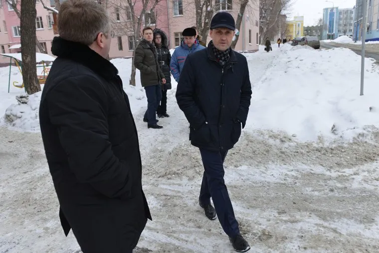 Уборка снега во дворах. Челябинск., параничев юрий