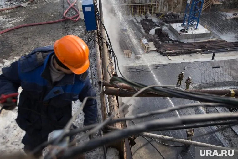 Курганец разбился, упав с шестиметровой высоты на плиты