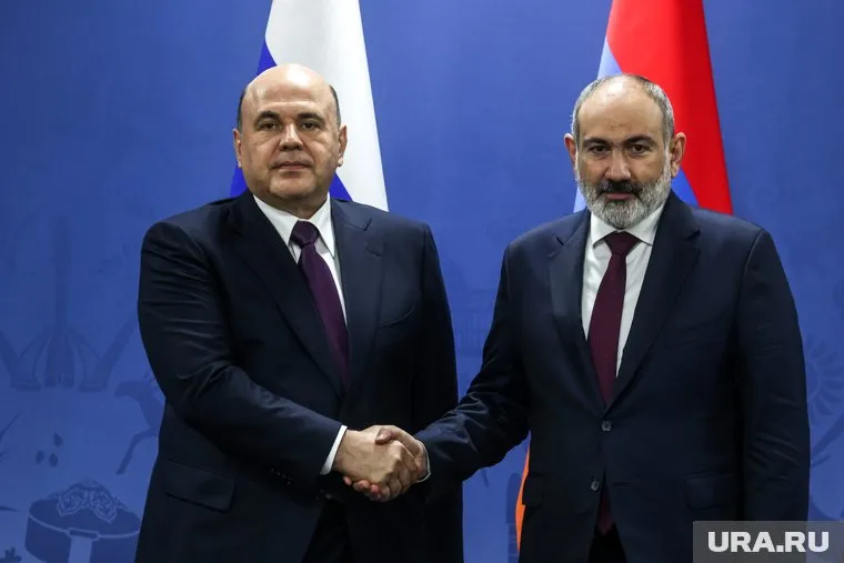 Архиепископ Баграт Галстанян требует отставки Никола Пашиняна (на фото)