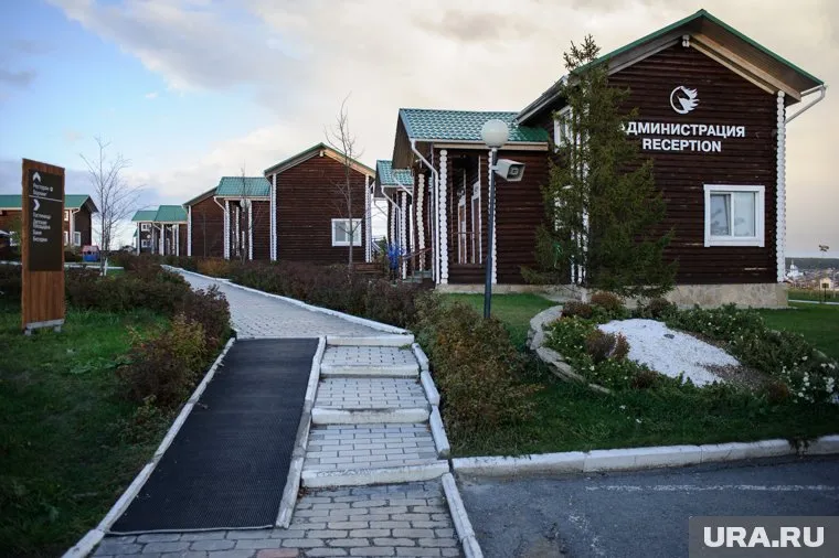 Клуб «Белая лошадь» обладает большой территорией и развитой инфраструктурой