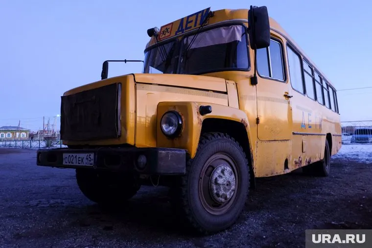 Школьный автобус в Курганской области возит учеников по аварийному мосту