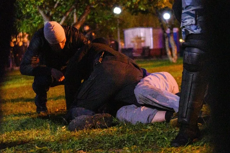 Второй день протестов против строительства храма Св. Екатерины в сквере около драмтеатра. Екатеринбург