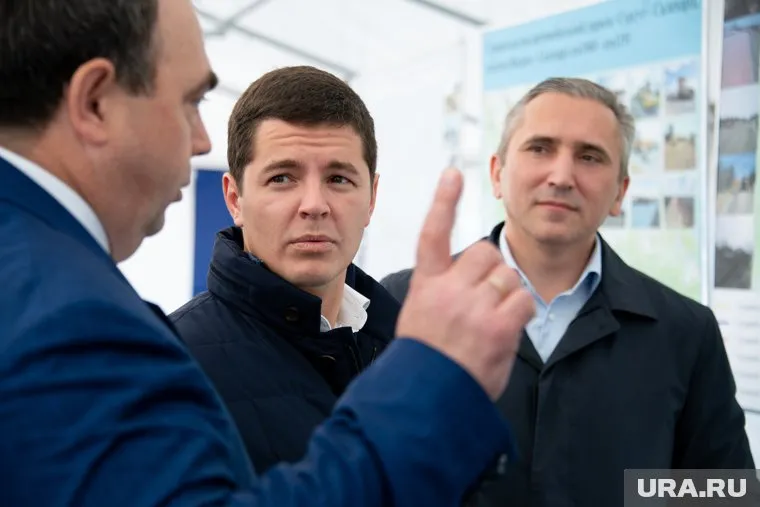Дмитрий Артюхов (в центре) ужесточает контроль за строительным бизнесом на Ямале