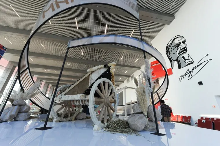 В челябинском аэропорту имени Курчатова установили копию древней колесницы бронзового века. Челябинск