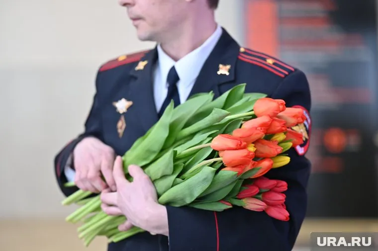 Цветы для пассажирок приготовили полицейские