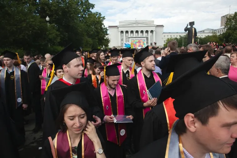 Выпускники УрФУ. Екатеринбург, высшее образование, выпускники, урфу, академические шапочки, выдача дипломов, вузы