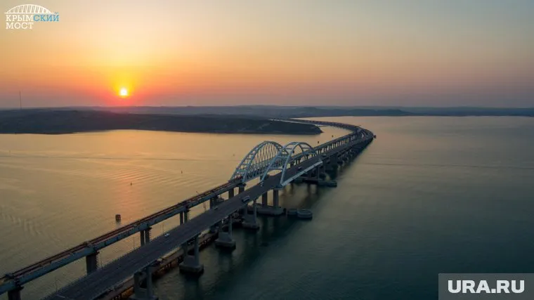 Автомобили на Крымском мосту движутся в реверсивном режиме
