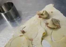 Массовую лепку пельменей отменили из-за отравления пермяков в сети пекарен