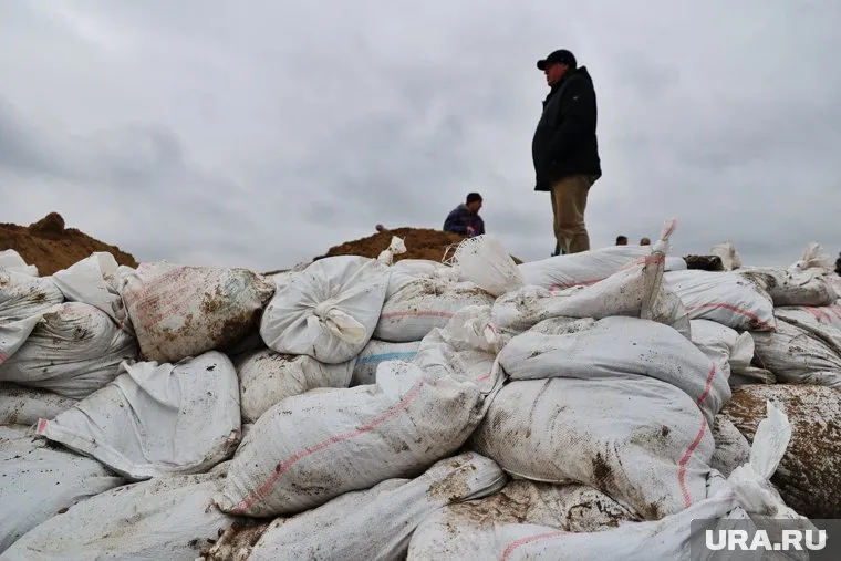 Жители курганского СНТ сами строят дамбу, чтобы их не затопило