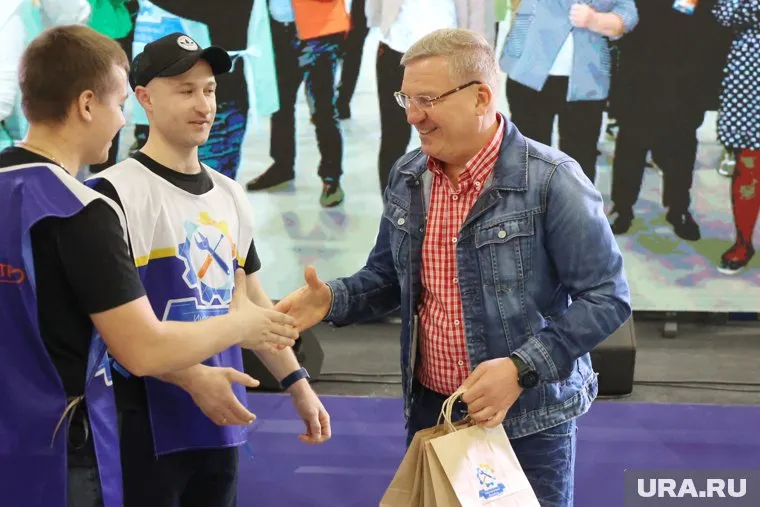 Алексей Бобров (справа) поздравил участников фестиваля