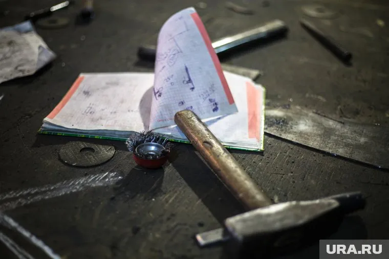 Кроме молотка школьник взял с собой нож