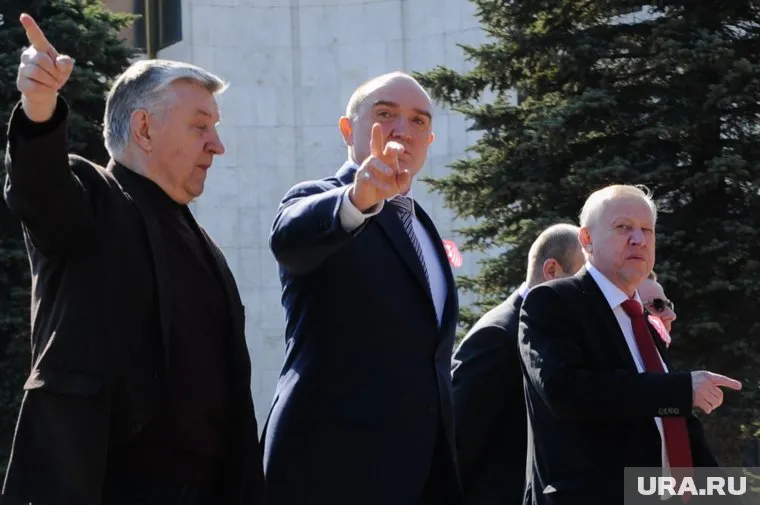 Эксперт прогубернаторского движения ЗВУ оценил решение Бориса Дубровского (слева) о переводе Евгения Тефтелева из мэрии Челябинска в правительство области