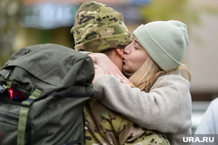 Семья уходящего на фронт челябинца сможет написать заявления на выплаты и льготы прямо в день отправки