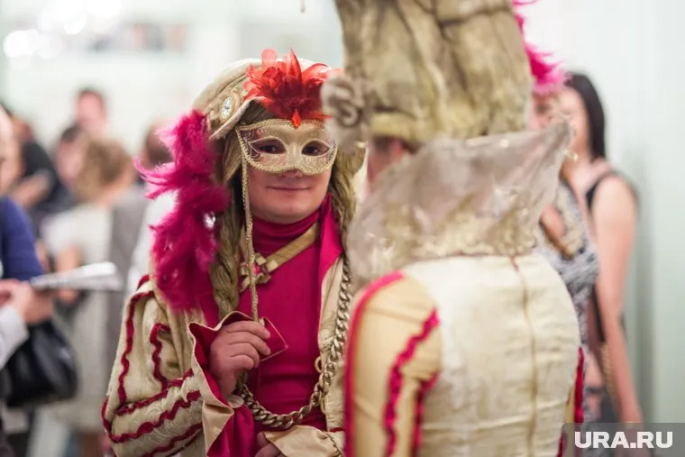 В новогоднюю ночь можно утроить костюмированную вечеринку