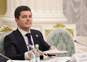 Учителя, здоровье, строительство: о чем на прямой линии говорил губернатор ЯНАО Артюхов