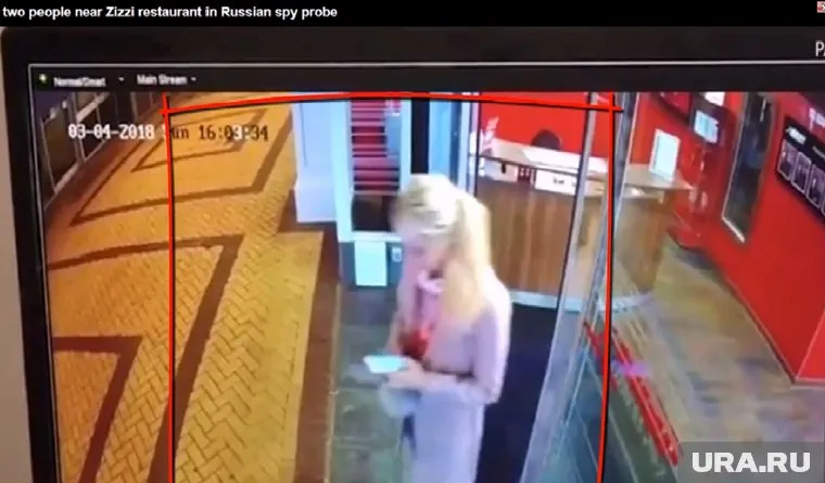 Девушка в белом с медицинской маской на шее имеет самое прямое отношение к случившемуся