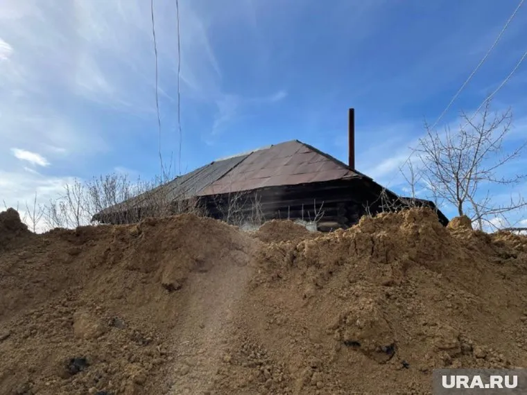 Дом рядом с дамбой замуровали горой из глины