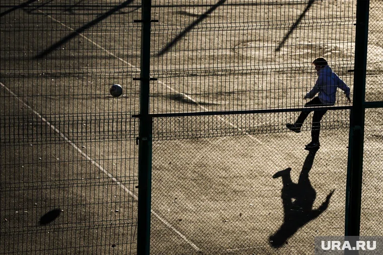 Спортплощадка стала местом, куда заходят вандалы