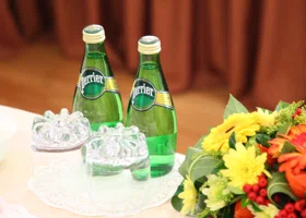 От гастрита до похмелья: врач рассказала, кому и зачем нужно пить минералку