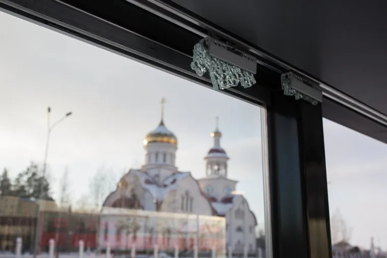 Теплые остановочные павильоны. Сургут, вандализм, теплая остановка, Остановочный павильон