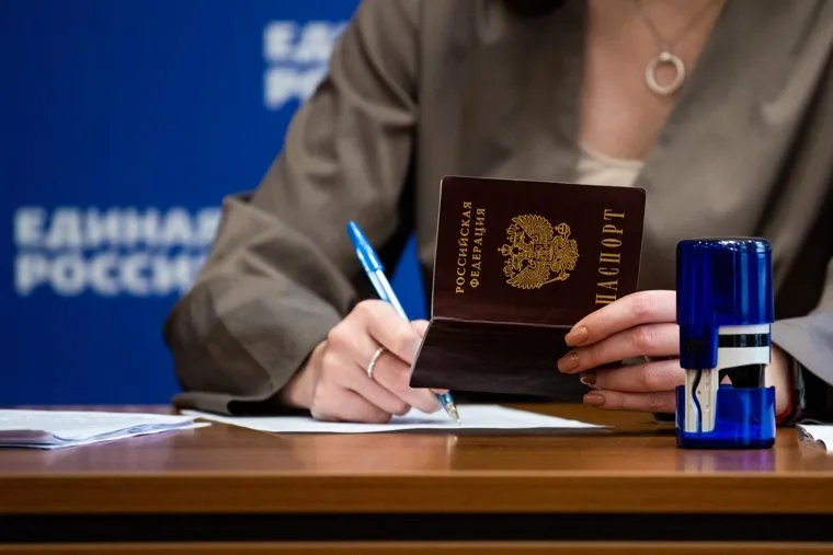 Российский гонщик Сергей Карякин подает документы на участие в праймериз партии «Единая Россия». Екатеринбург