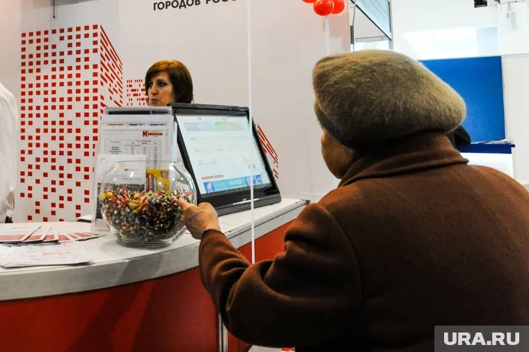 Люди вынуждены брать больше кредитов, чтобы компенсировать потери в доходах