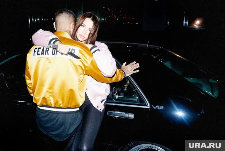 Фанаты высмеяли фотосессию с ножом