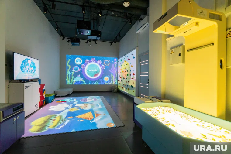 Дмитрий Андреев показал Сергею Кравцову и Алексею Текслеру принципы работы с проекцией на стене 