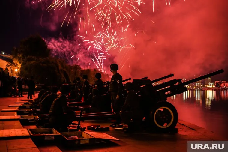 С набережной Сургута в полдень стреляют из пушки