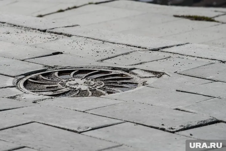 В Озерске ребенок провалился в оставленный открытым колодец