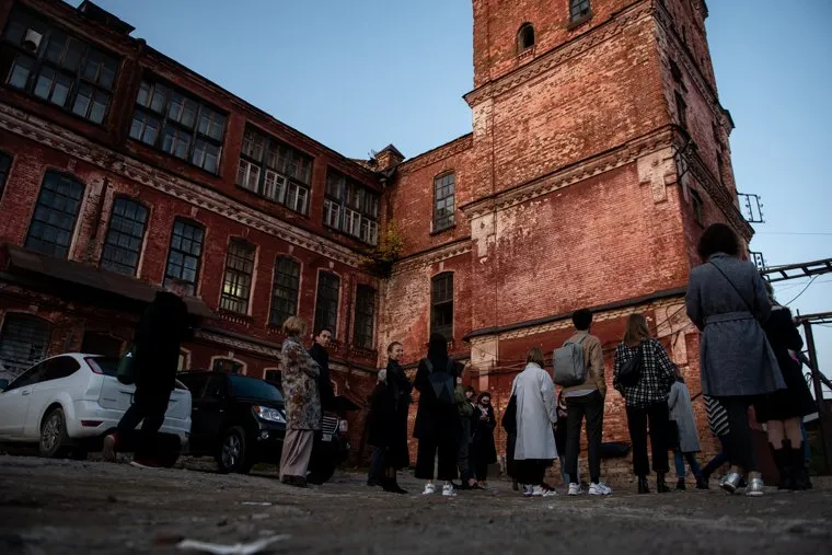 Фэшн-перформанс дизайнера Юры Помелова на заброшенной суконной фабрике. Свердловская область, Арамиль