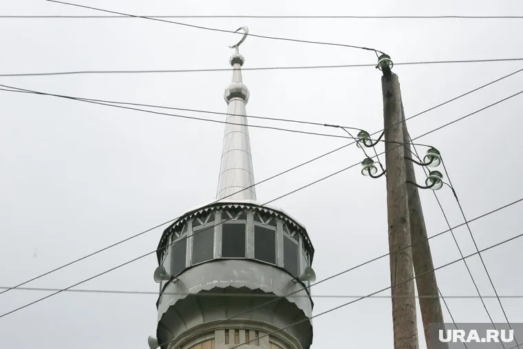 На утренний намаз у мечети собрались сотни, из-за чего части людей пришлось молиться на улице