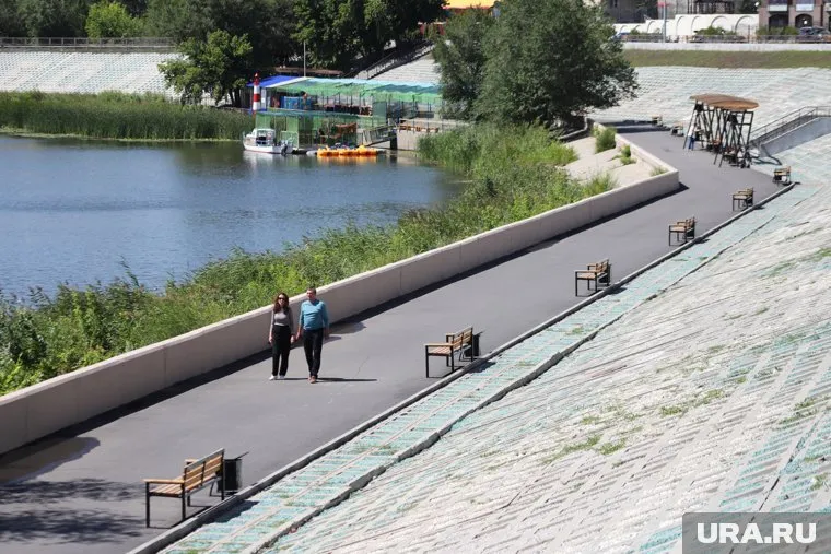 На один из участков набережной Кургана, где гуляют пешеходы, заезжают водители