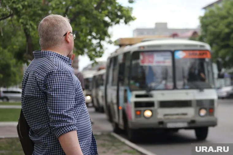 По словам горожан, водители систематически проезжают мимо остановки