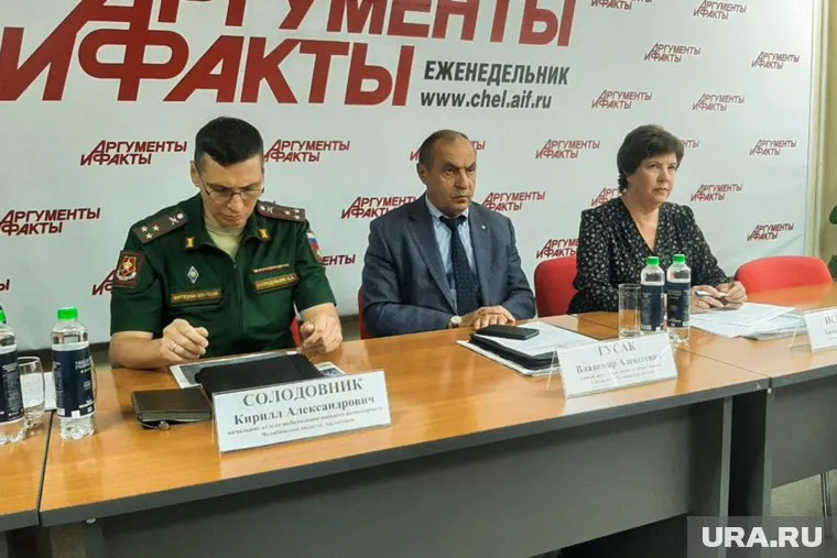 Владимир Гусак (в центре) рассказал, что батальон «Южноуралец» уже проходит учения на полигоне в Новгородской области