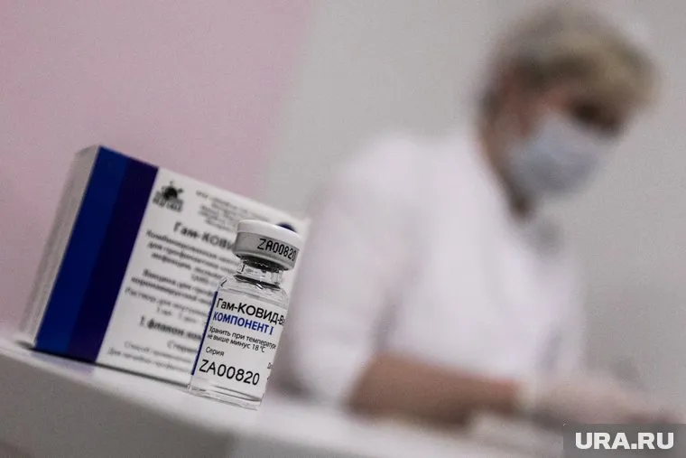 Педагогов могут отстранить от работы за отказ делать прививку