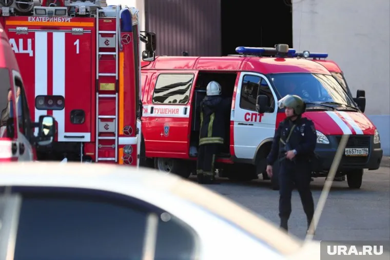 Работников эвакуировали через крышу