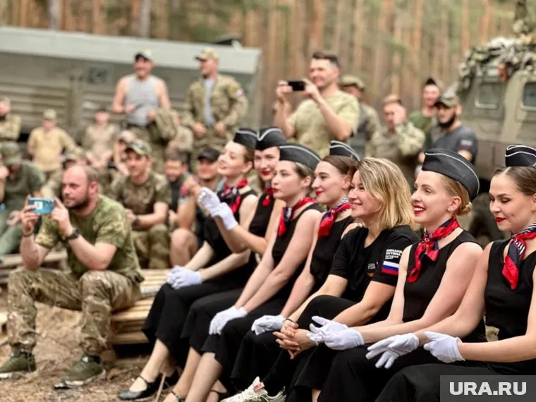 Девушки дали концерт прямо в лагере военнослужащих