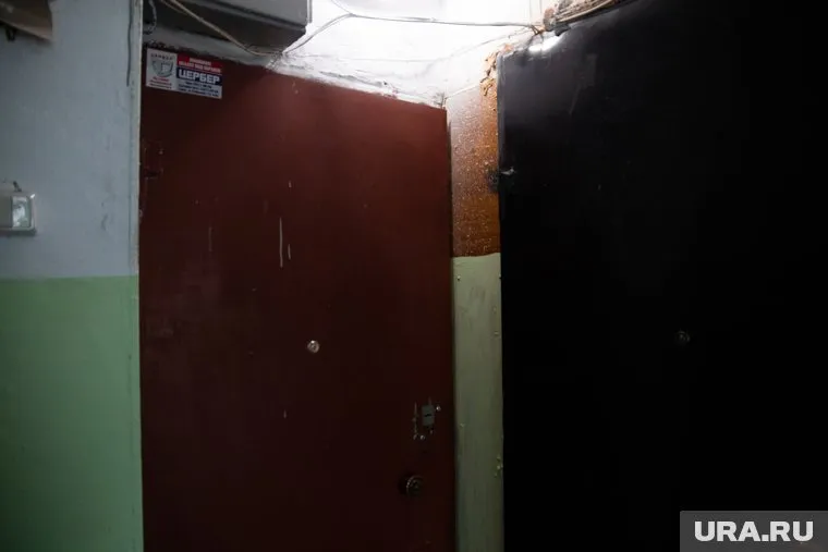 Дверь в квартиру Владимира Воронцова пилят болгаркой (фото из архива)