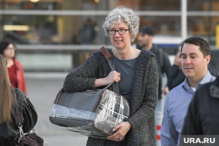 Эмили Сторроу встречали коллеги