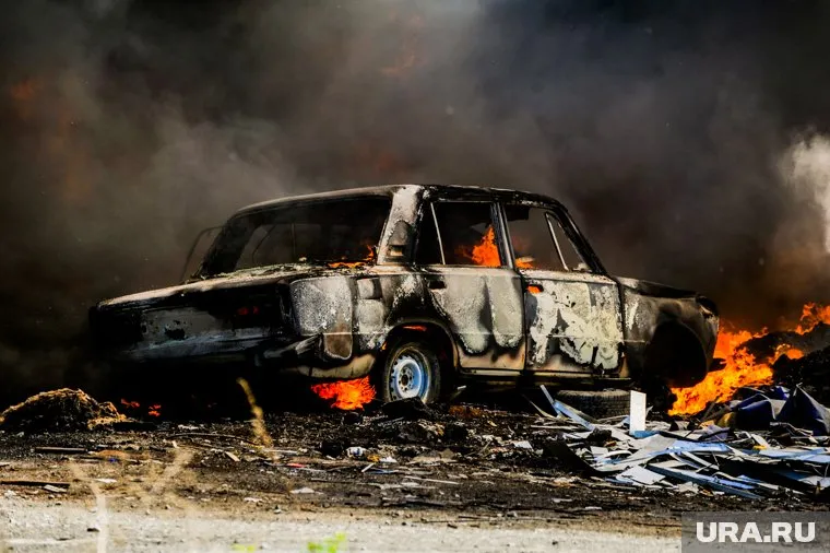 Каршеринговый автомобиль вспыхнул на дороге